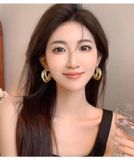 Gold Metal Hoop Earrings – Retro Elegant Design