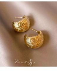 Gold Metal Hoop Earrings – Retro Elegant Design