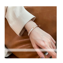 White Mother-of-Pearl & Zircon Oval Bracelets – Elegant, Timeless Design