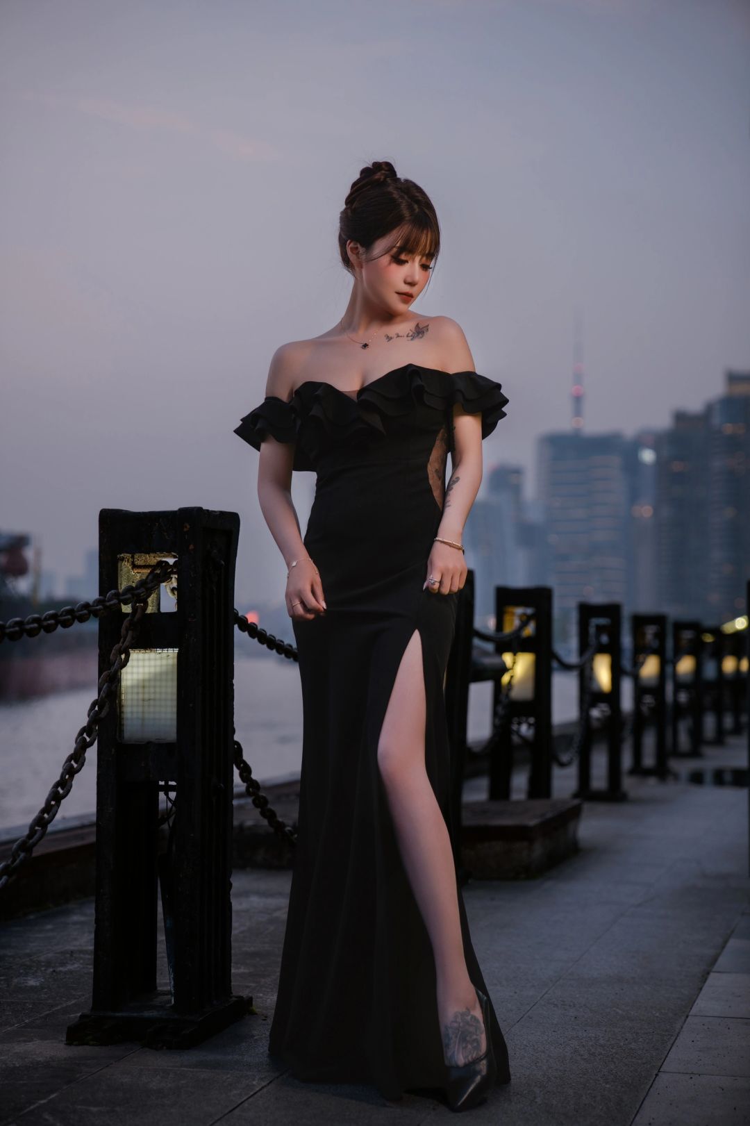 V-Neck Off-Shoulder Bodycon Ruffle Evening Gown – Slimming High-End Party Dress