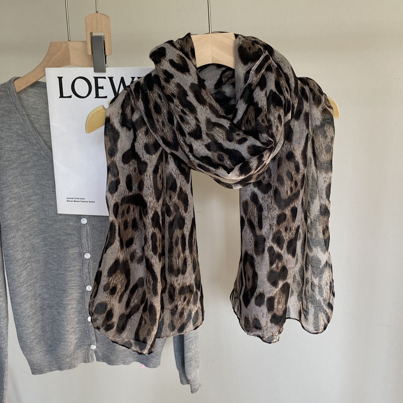 Vintage Leopard Print Scarf – Elegant & Versatile Neck Wrap