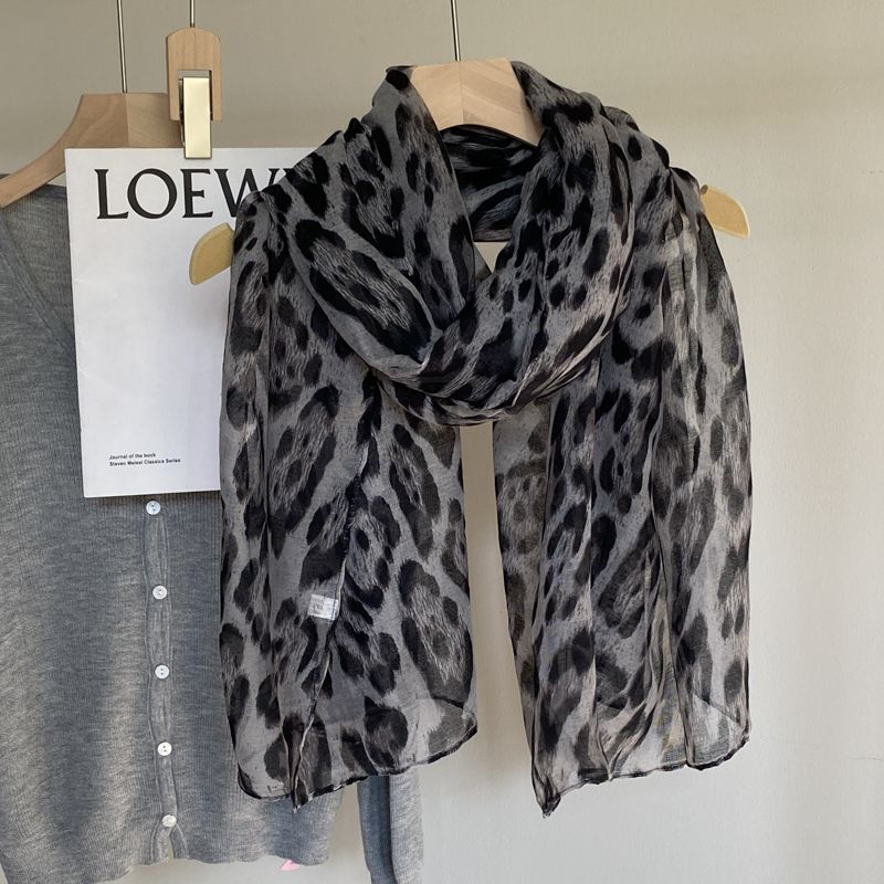 Vintage Leopard Print Scarf – Elegant & Versatile Neck Wrap