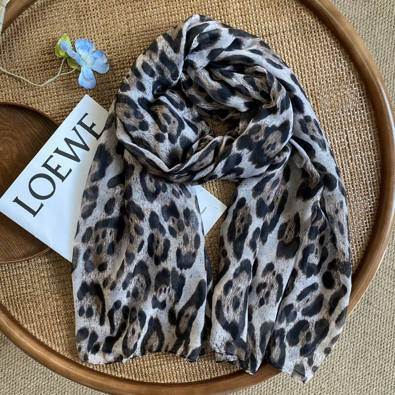Vintage Leopard Print Scarf – Elegant & Versatile Neck Wrap