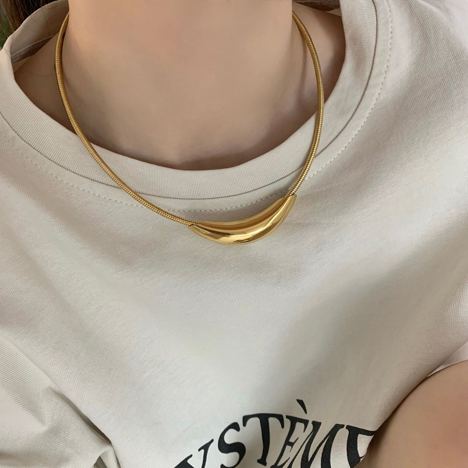 Minimalist Curved Tube Titanium Steel Choker – Fade-Resistant Metal Statement Necklace