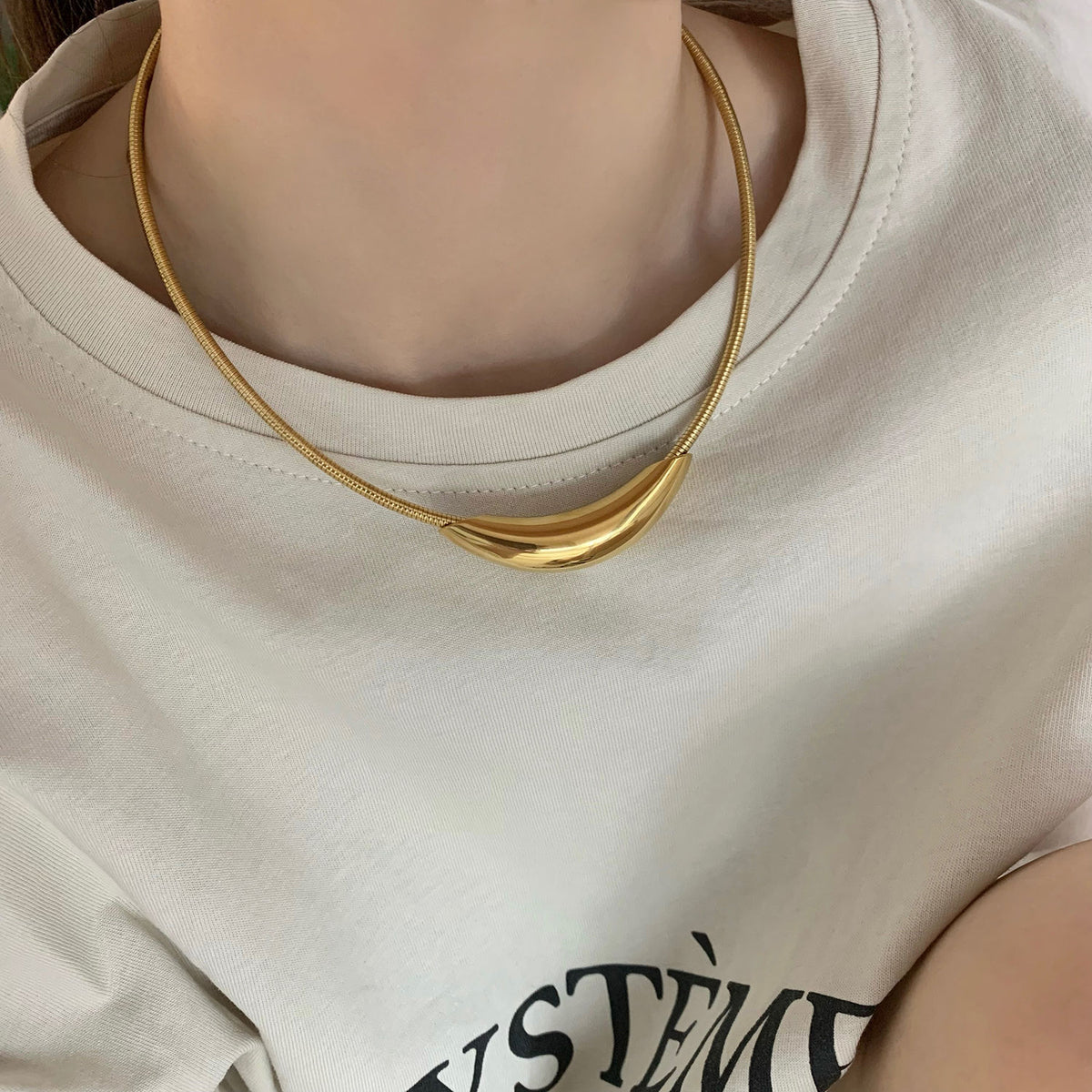 Minimalist Curved Tube Titanium Steel Choker – Fade-Resistant Metal Statement Necklace