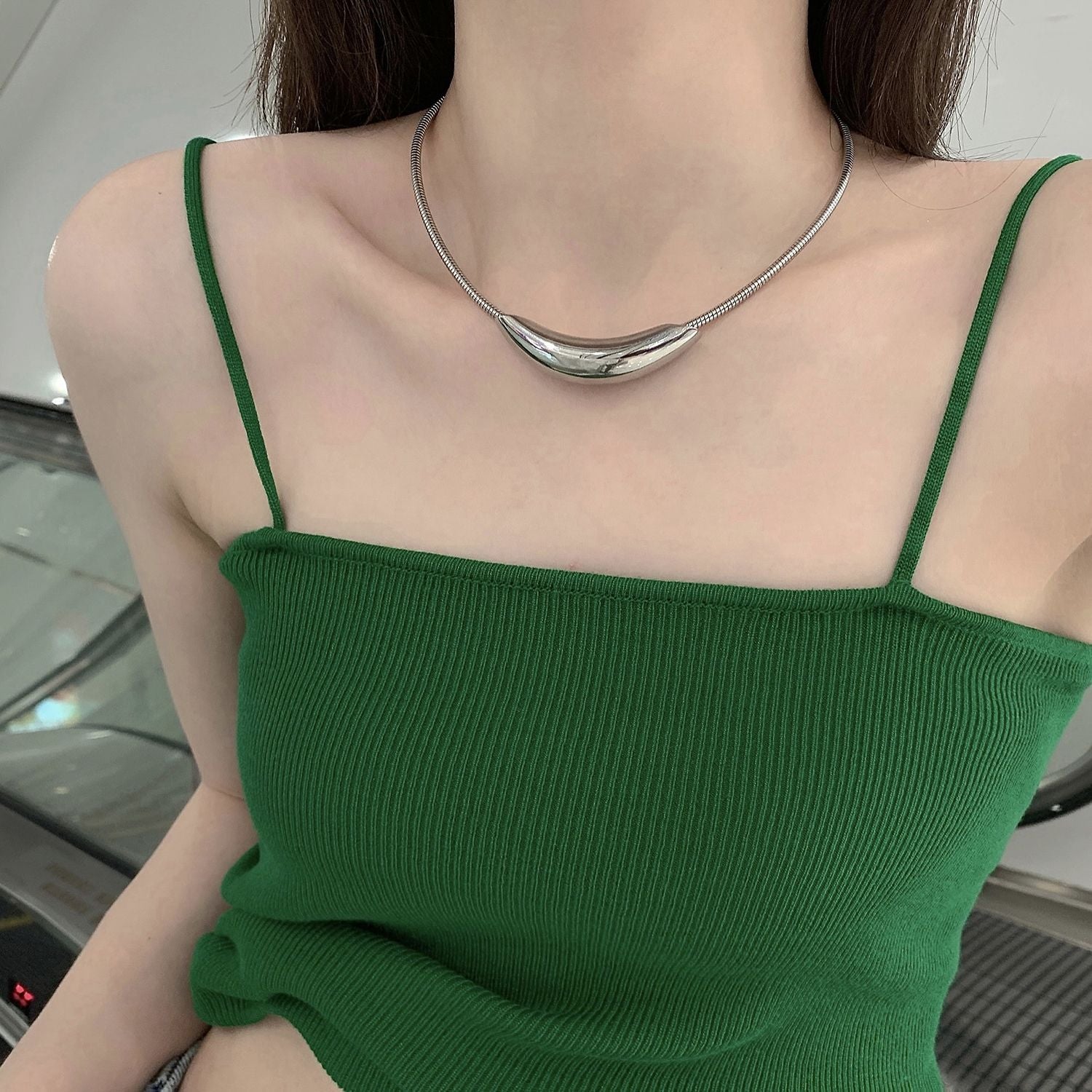 Minimalist Curved Tube Titanium Steel Choker – Fade-Resistant Metal Statement Necklace