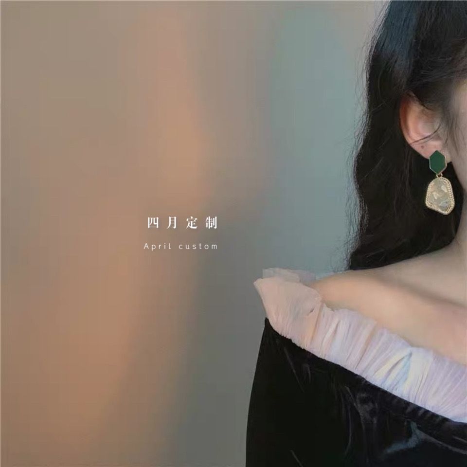 Retro Green Geometric Irregular Stud Earrings – French Chic Stone-Inlaid Statement