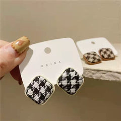 Textured Retro Stud Earrings – Elegant Metal Earrings