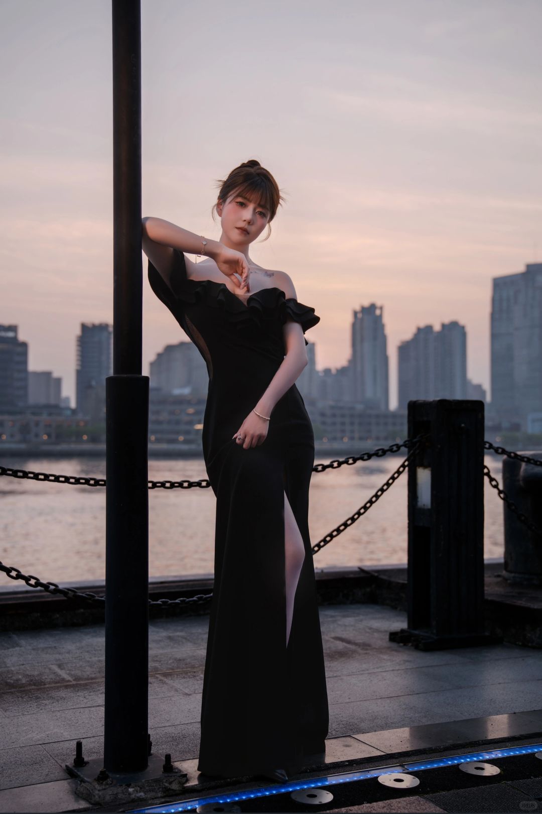 V-Neck Off-Shoulder Bodycon Ruffle Evening Gown – Slimming High-End Party Dress