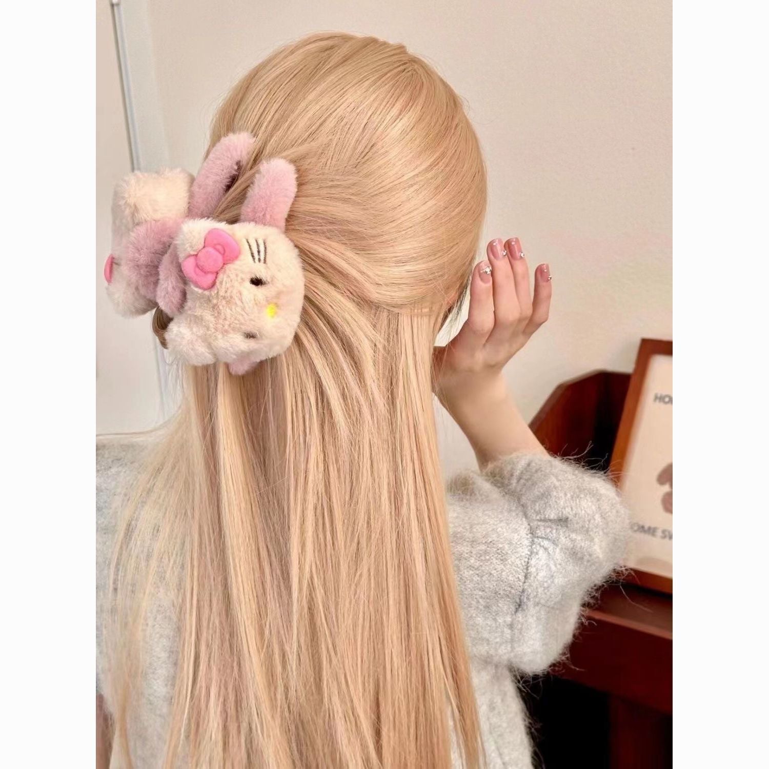 Sweet & Cute Double-Sided Hello Kitty Bow Plush Claw Clip - Stylish Cartoon Shark Clip, High-Quality Hair Accessory for Girls