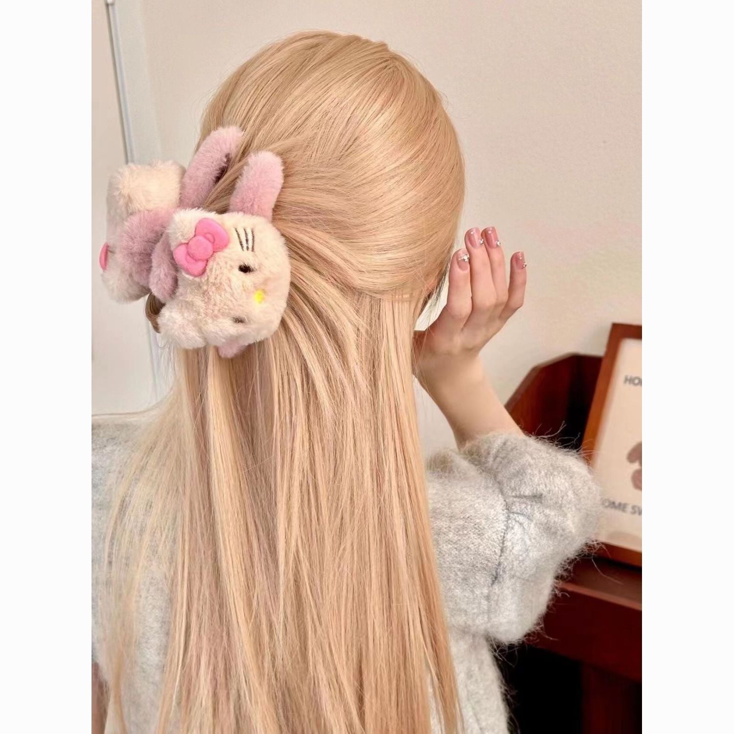 Sweet & Cute Double-Sided Hello Kitty Bow Plush Claw Clip - Stylish Cartoon Shark Clip, High-Quality Hair Accessory for Girls